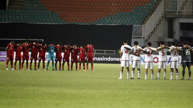 Sejumlah pemain Timnas U-17 Indonesia dan Timnas U-17 Uni Emirat Arab mengheningkan cipta ('minute of silence') untuk para korban Tragedi Stadion Kanjuruhan Malang sebelum laga Grup B Kualifikasi Piala Asia U-17 2023 di Stadion Pakansari, Kabupaten Bogor, Jawa Barat, Rabu (5/10/2022). ANTARA FOTO/Yulius Satria Wijaya/aww. 