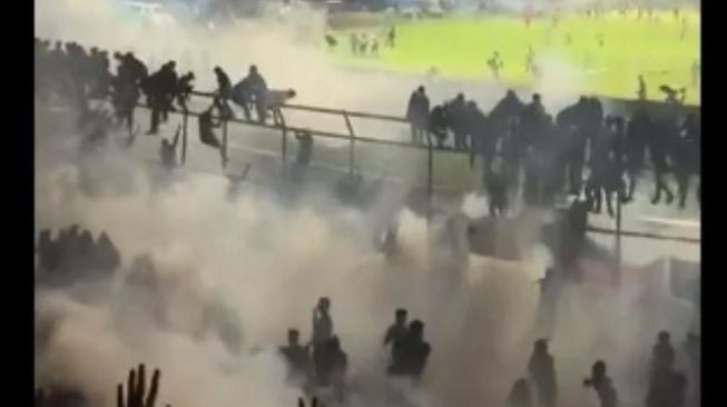 Penggunaan Gas Air Mata Kadaluwarsa Saat Tragedi Stadion Kanjuruhan Adalah Pelanggaran