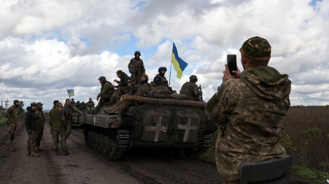 Pasukan Ukraina di Lyman, Donetsk, pada 4 Okrober 2022. (Anatolii Stepanov / AFP)