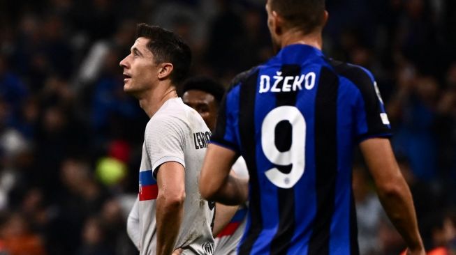 Penyerang Barcelona asal Polandia, Robert Lewandowski bereaksi selama matchday ketiga Grup C Liga Champions antara Inter Milan vs  Barcelona pada 4 Oktober 2022 di stadion Giuseppe-Meazza (San Siro) di Milan.Marco BERTORELLO / AFP.