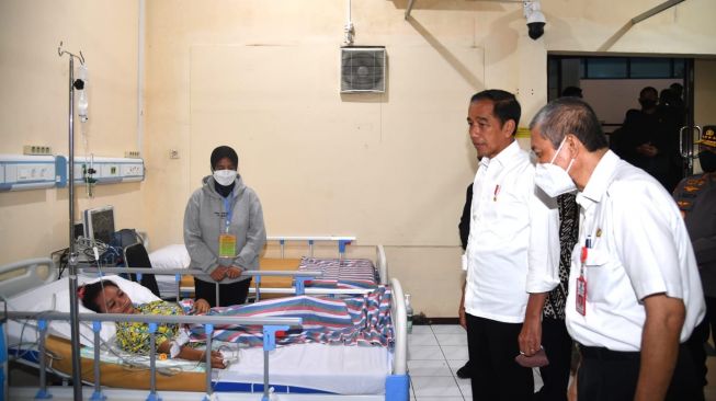 Presiden Joko Widodo atau Jokowi menjenguk korban tragedi Kanjuruhan, Malang, Jawa Timur di Rumah Sakit Umum Daerah (RSUD) dr. Saiful Anwar pada Rabu (5/10/2022). [Foto: Rusman - Biro Pers Sekretariat Presiden]