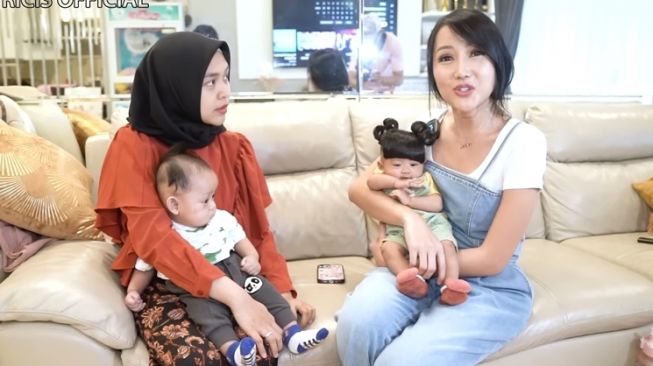 Potret Kocak Lucinta Luna Momong Anak Ria Ricis (YouTube Ricis Official)