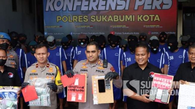 Dua Pria Berstatus Sepasang Kekasih Diciduk Lantaran Edarkan Puluhan Gram Sabu