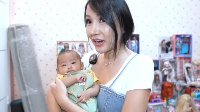 Potret Kocak Lucinta Luna Momong Anak Ria Ricis (YouTube Ricis Official)