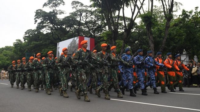 Sejumlah prajurit TNI melakukan defile pasukan usai upacara peringatan HUT ke-77 TNI di Jalan Medan Merdeka Utara, Jakarta, Rabu (5/10/2022). [ANTARA FOTO/Akbar Nugroho Gumay/nz]