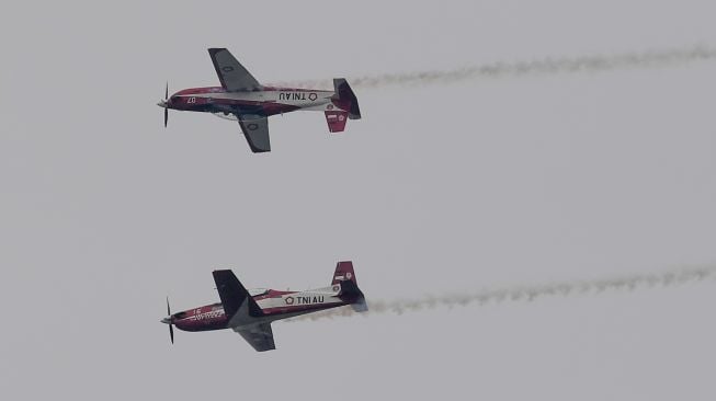 Penerbang dari Jupiter Aerobatik Team (JAT) TNI AU melakukan atraksi manuver udara saat perayaan HUT ke-77 TNI di Langit Monas, Jakarta, Rabu (5/10/2022). [ANTARA FOTO/Wahyu Putro A]