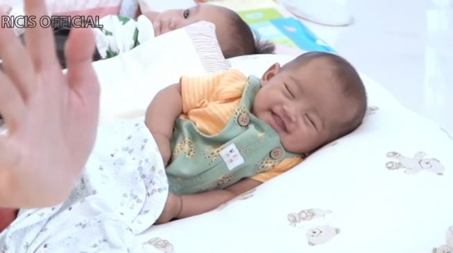 Potret Kocak Lucinta Luna Momong Anak Ria Ricis (YouTube Ricis Official)