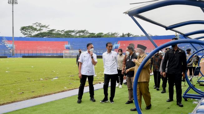 Presiden Joko Widodo atau Jokowi didampingi Ketua Umum PSSI Mochamad Iriawan meninjau kondisi Stadion Kanjuruhan pasca terjadinya kerusuhan pada Sabtu (1/10) malam, Rabu (5/10/2022). [Foto: Rusman - Biro Pers Sekretariat Presiden]