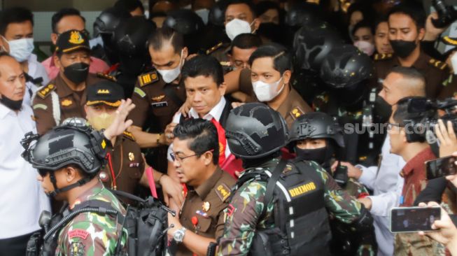 Mantan Kadiv Propam Polri Ferdy Sambo (tengah) dikawal petugas menuju kendaraan taktis saat proses pelimpahan berkas perkara tahap dua kasus pembunuhan Brigadir J di Gedung Kejaksaan Agung, Jakarta Selatan, Rabu (5/10/2022). [Suara.com/Alfian Winanto]