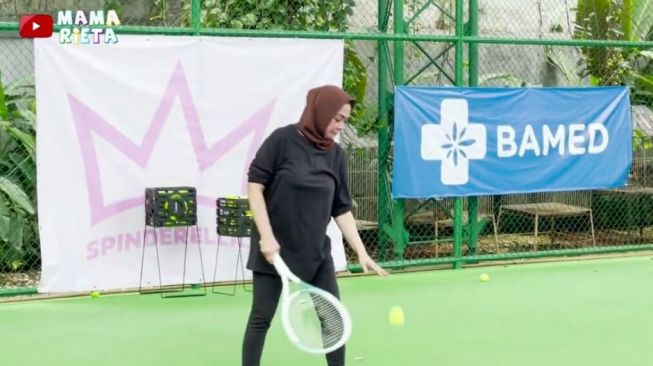  Potret Nagita Slavina Tenis Bareng Mama Rieta dan Caca Tengker (YouTube/Mama Rieta)