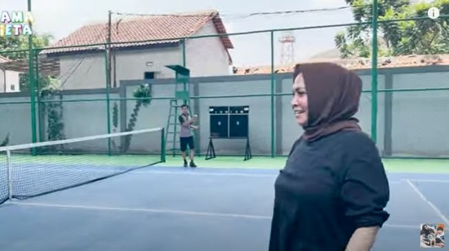  Potret Nagita Slavina Tenis Bareng Mama Rieta dan Caca Tengker (YouTube/Mama Rieta)