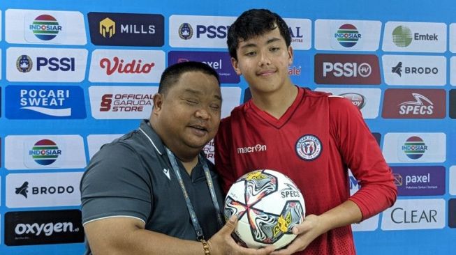 Pelatih tim nasional U-17 Guam Samuel San Gil (kanan) berfoto bersama kiper skuadnya Jacob Anthony Toves usai mengimbangi Malaysia 1-1 pada laga Grup B Kualifikasi Piala Asia U-17 2023 di Stadion Pakansari, Cibinong, Bogor, Rabu (5/10/2022). [ANTARA/Michael Siahaan]