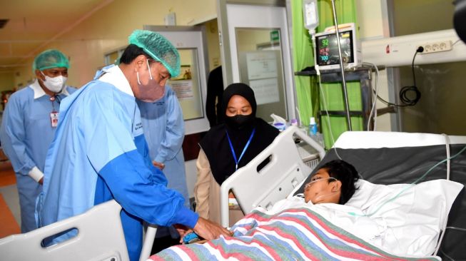 Presiden Joko Widodo atau Jokowi menjenguk korban tragedi Kanjuruhan, Malang, Jawa Timur di Rumah Sakit Umum Daerah (RSUD) dr. Saiful Anwar pada Rabu (5/10/2022). [Foto: Rusman - Biro Pers Sekretariat Presiden]