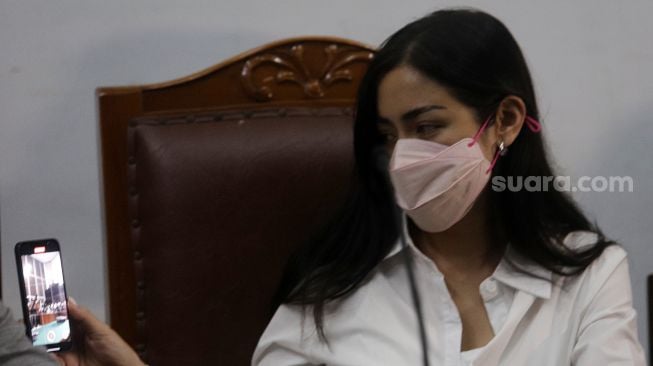 Jessica Iskandar mengenakan kemaja putih siap menjalani sidang perdana kasus Pencemaran nama baik di Pengadilan Negeri Jakarta Selatan, Rabu (5/9/2022). [Suara.com/Oke Atmaja]