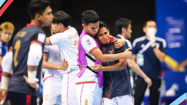 Timnas Futsal Indonesia saat menghadapi Jepang dalam laga perempat final Piala Asia Futsal 2022 di Saad Al Abdullah Hall, Kuwait City, Selasa (4/1/2022). [Dok. Twitter/@FederasiFutsal]