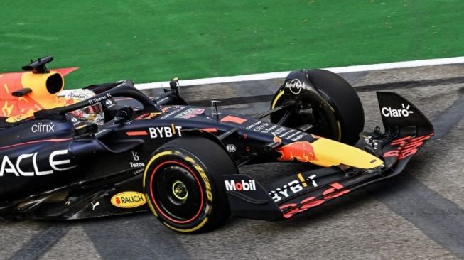 Pebalap tim Red Bull Max Verstappen menjalani sesi latihan Grand Prix Singapura, Sirkuit Marina Bay. (30/9/2022) (AFP/ROSLAN RAHMAN)