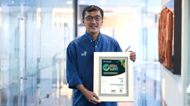  Risk Management Director, YME Adi Sepiarso menerima penghargaan Outstanding Program in Sustainable Social Development to Provide “Peace of Mind” kategori General Insurance dalam ajang Indonesia CSR Awards 2022 [Asuransi Astra]