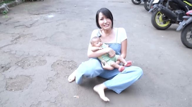 Potret Kocak Lucinta Luna Momong Anak Ria Ricis (YouTube Ricis Official)