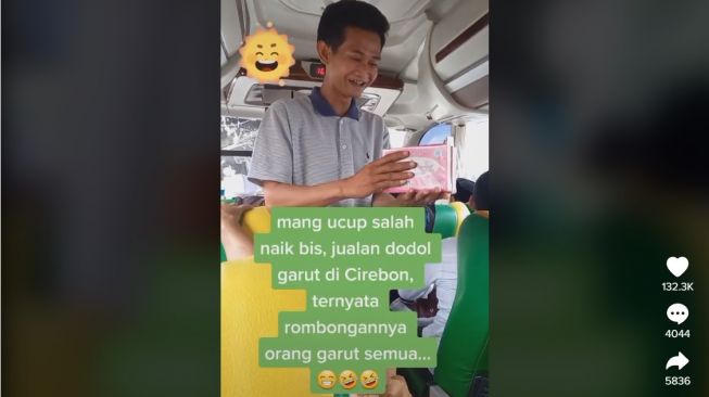 Seperti Masuk Perangkap, Pedagang ini Bingung Cara Jual Dodol di Bus, Semua Penumpang Ternyata dari Garut