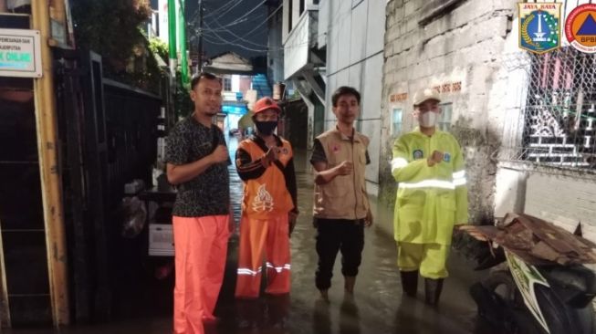 Pemprov DKI Siaga Penuh Atasi Genangan Air dengan Terjunkan Petugas dan Peralatan di Sejumlah Titik