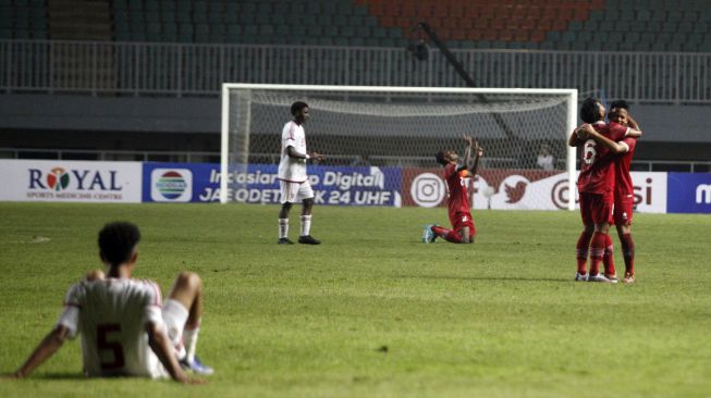 Pelatih UEA Kritik Kualitas Rumput Stadion Pakansari, Sampai Bawa-bawa AFC