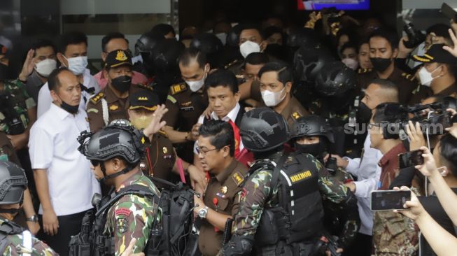 Perlakukan Berbeda yang Didapat Bharada E dan Ferdy Sambo di Gedung Kejaksaan, Publik: Dalangnya Gak Pake Borgol Besi