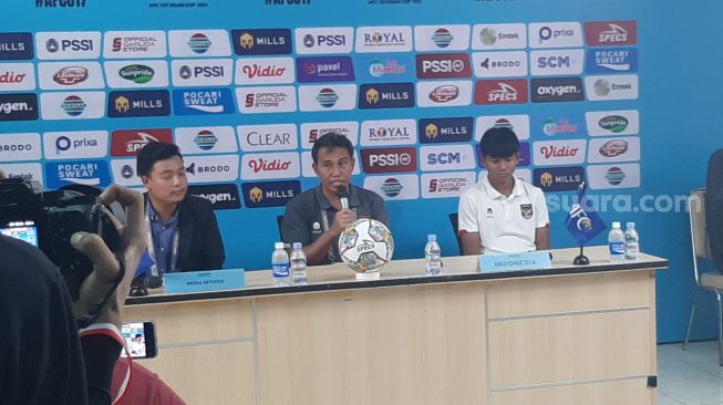 Pelatih Timnas Indonesia U-17, Bima Sakti saat memberikan keterangan pers usai mengalahkan UEA 3-2 (Suara.com/Adie Prasetyo Nugraha).