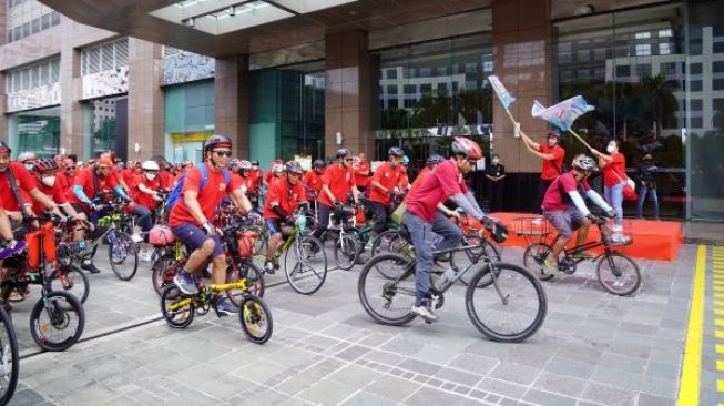 Rayakan 50 Tahun Indomie, Ratusan Orang Gowes di CFD Sambil Cari Sarapan