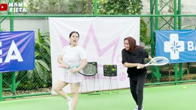  Potret Nagita Slavina Tenis Bareng Mama Rieta dan Caca Tengker (YouTube/Mama Rieta)