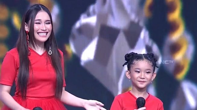 Potret Ayu Ting Ting Duet dengan Bilqis (YouTube KDI MNCTV)