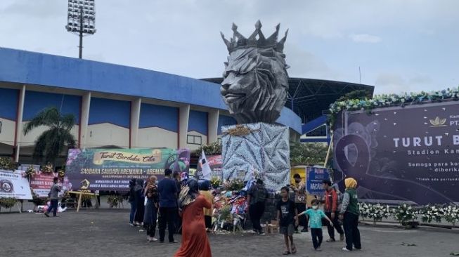 Empati publik Tragedi Kanjuruhan Malang lewat karangan bunga di Stadion [Foto: ANTARA]