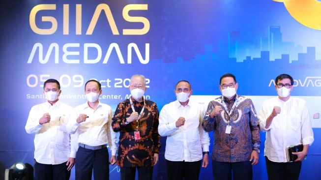 GIIAS Medan 2022 dibuka secara resmi oleh Gubernur Sumatera Utara Edy Rahmayadi (ketiga dari kanan) didampingi Sekretaris Daerah Provinsi Sumatera Utara, Kepala Dinas Perindustrian dan Perdagangan Provinsi Sumatera Utara serta Kepala Biro Perekonomian Provinsi Sumatera Utara. Juga Ketua Umum Gaikindo, Yohannes Nangoi (ketiga dari kiri) dan Ketua Penyelenggara Gaikindo Event sekaligus Ketua III Gaikindo, Rizwan Alamsjah (kedua dari kanan) [Gaikindo/Seven Events].