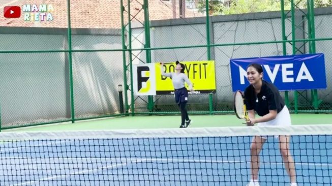  Potret Nagita Slavina Tenis Bareng Mama Rieta dan Caca Tengker (YouTube/Mama Rieta)