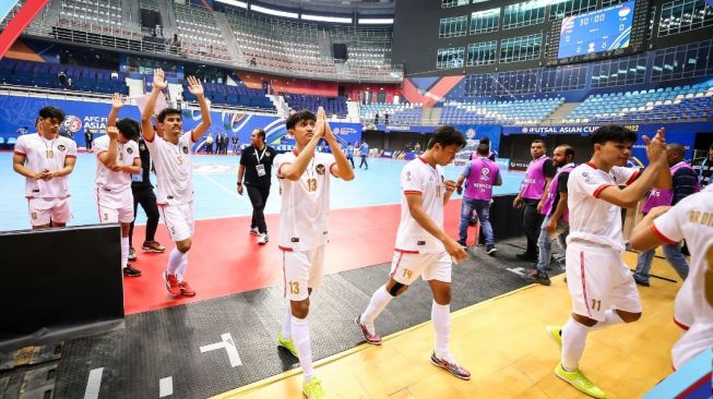 Timnas Futsal Indonesia saat menghadapi Jepang dalam laga perempat final Piala Asia Futsal 2022 di Saad Al Abdullah Hall, Kuwait City, Selasa (4/1/2022). [Dok. Twitter/@FederasiFutsal]