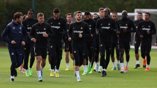 The Chelsea squad carries out a training session at the Cobham Training Center, London, ahead of the Champions League match against AC Milan. [Adrian DENNIS / AFP]
