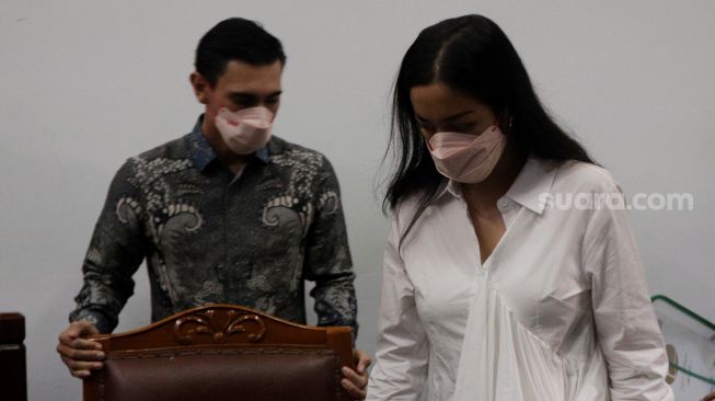 Vincent Verhaag (kiri) bersama Jessica Iskandar (kanan) bersiap mengikuti sidang gugatan pencemaran nama baik di Pengadilan Negeri Jakarta Selatan, Rabu (5/9). [Suara.com/Oke Atmaja]