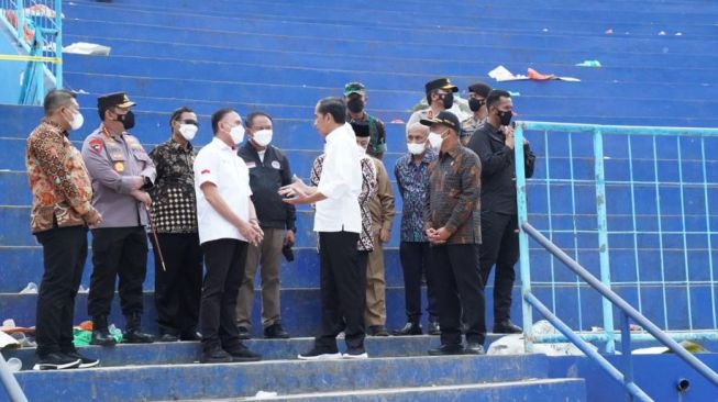 Presiden Joko Widodo atau Jokowi meninjau kondisi Stadion Kanjuruhan pasca terjadinya kerusuhan pada Sabtu (1/10) malam. Rabu (5/10/2022). [Foto: Rusman - Biro Pers Sekretariat Presiden]