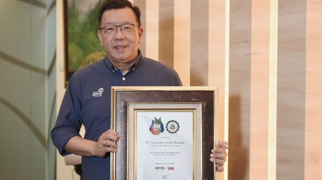 Project Director Aksi Muda Indonesia, Marketing – Commercial & Health Business Director Asuransi Astra, Gunawan Salim menerima penghargaan kategori The Best Outtakes Social PR dalam PR of The Year 2022 [Asuransi Astra].