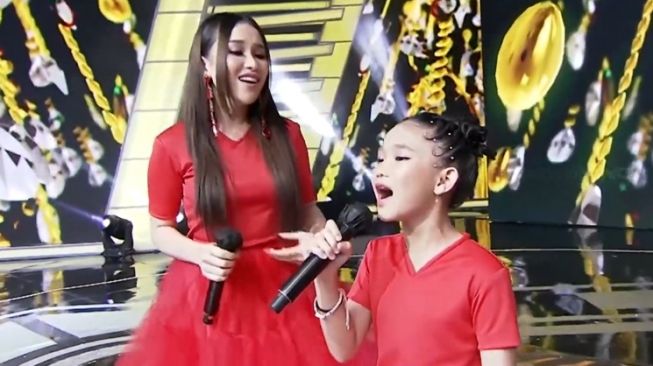 Potret Ayu Ting Ting Duet dengan Bilqis (YouTube KDI MNCTV)