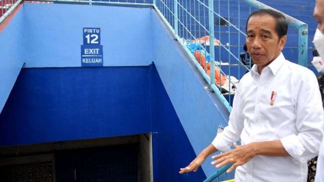 Presiden Joko Widodo atau Jokowi meninjau kondisi Stadion Kanjuruhan pasca terjadinya kerusuhan pada Sabtu (1/10) malam, Rabu (5/10/2022). [Foto: Rusman - Biro Pers Sekretariat Presiden]. [Foto: Rusman - Biro Pers Sekretariat Presiden]