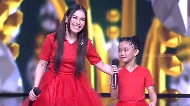 Potret Ayu Ting Ting Duet dengan Bilqis (YouTube KDI MNCTV)