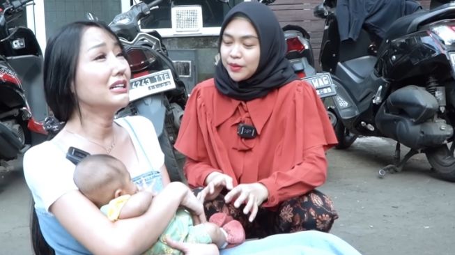 Potret Kocak Lucinta Luna Momong Anak Ria Ricis (YouTube Ricis Official)