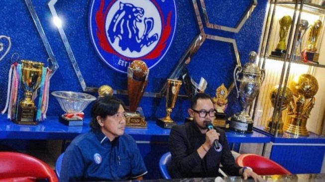 Gilang Widya Pramana, Presiden Arema menggelar konferensi pers pasca insiden kerusuhan di Stadion Kanjuruhan. [ANTARA]