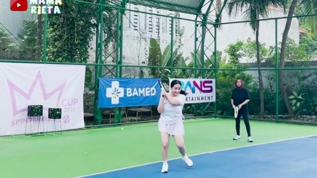  Potret Nagita Slavina Tenis Bareng Mama Rieta dan Caca Tengker (YouTube/Mama Rieta)