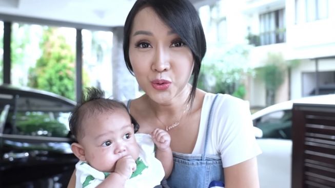 Potret Kocak Lucinta Luna Momong Anak Ria Ricis (YouTube Ricis Official)