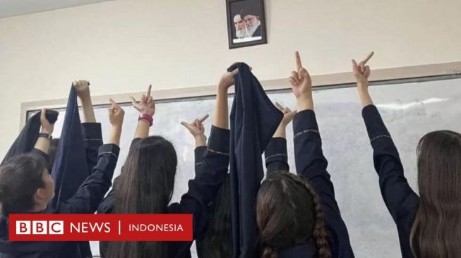 Para Siswi di Iran Melepas Jilbab Sebagai Bentuk Protes terhadap Pemerintah