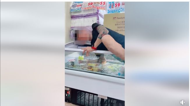 Paksa Masuk ke Freezer Cuma Demi Viral, Lelaki Ini Disuruh Ganti Rugi oleh Supermarket!