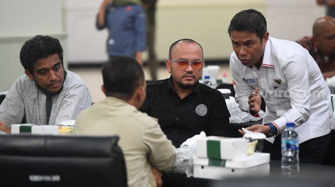 Manajer Arema FC Ali Rifki (kedua kanan) berbincang dengan peserta rapat evaluasi dan perbaikan prosedur pengamanan sepakbola di kantor Kemenpora, Jakarta, Kamis (6/10/2022).  [ANTARA FOTO/Akbar Nugroho Gumay/YU]
