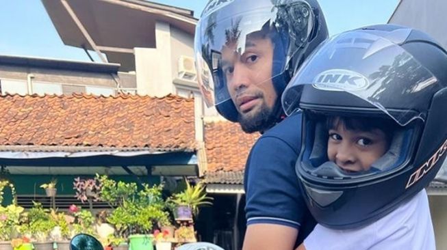 Potret Kocak Teuku Wisnu Momong 3 Anaknya (instagram/@teukuwisnu)