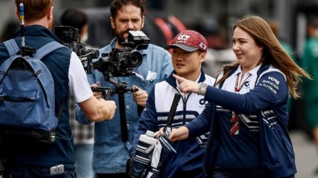 Pembalap Jepang Alpha Tauri Yuki Tsunoda (kedua dari kanan) berjalan melewati paddock menjelang Grand Prix Jepang Formula Satu di Suzuka pada 6 Oktober 2022.Toshifumi KITAMURA / AFP